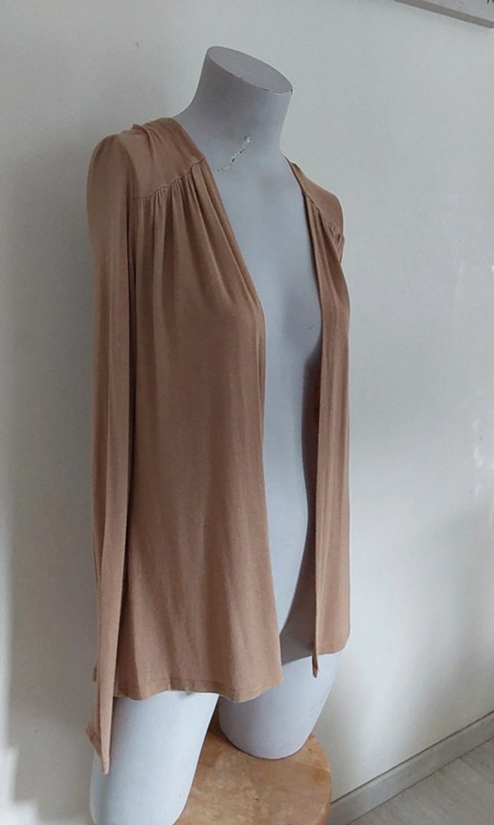 Gilet beige avec une jolie guipure de dentelle en coton dans le dos .
T 34 - photo numéro 3