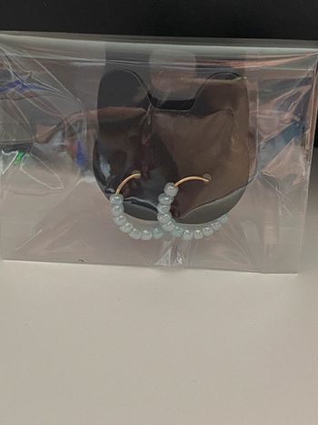 Idée cadeau Noël - Créoles avec petites perles bleu clair