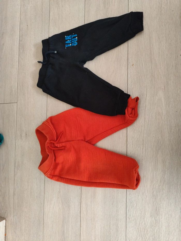 Deux pantalons de training