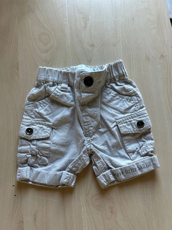 Lot 3 hauts + 2 bas 6mois - photo numéro 2