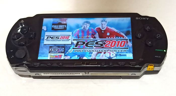 Sony PSP 1004 + 57 jeux cultes, Carte micro SD 64GB rapide, écouteurs PSP , câble de charge & coque - photo numéro 9