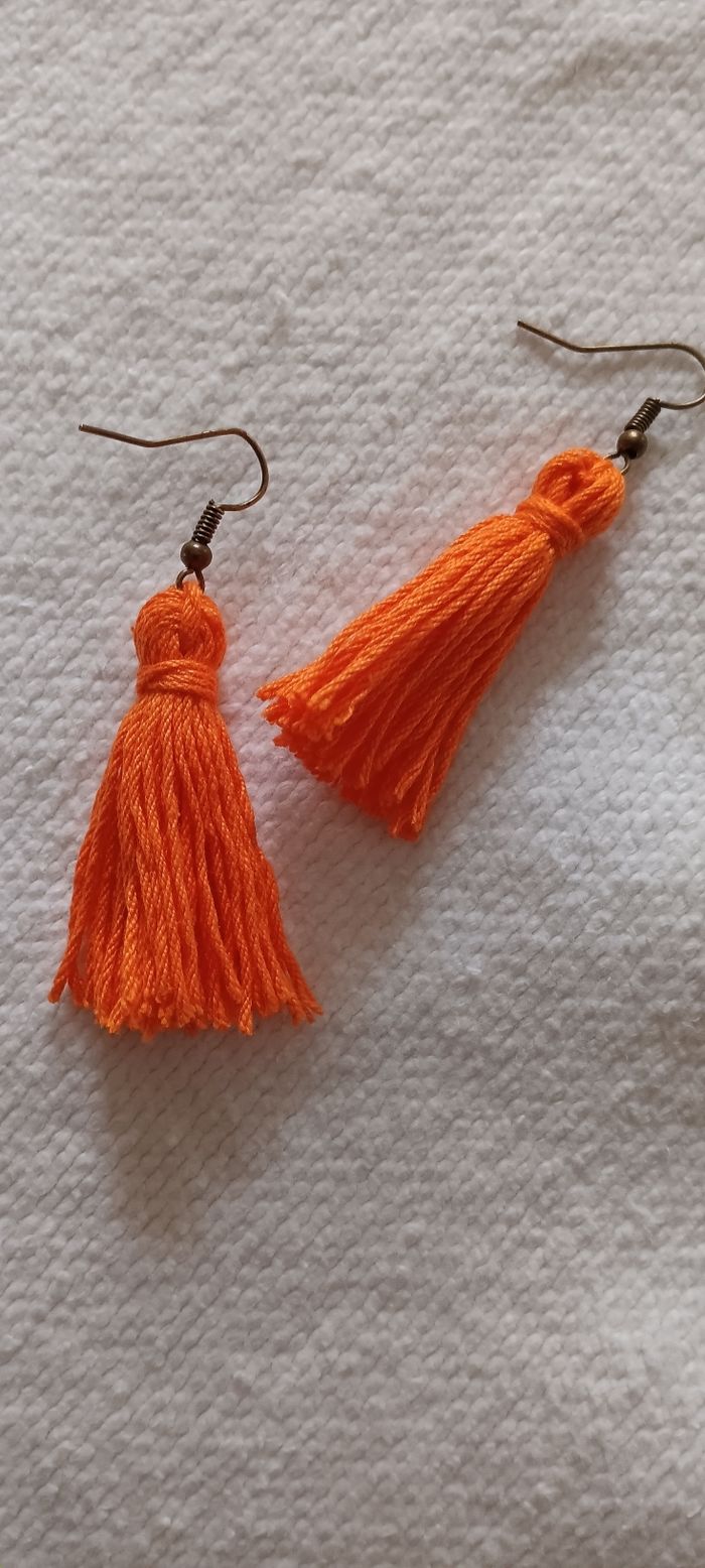 Boucles d'oreilles pompons oranges Boucles d'oreilles pompons oranges - photo numéro 2