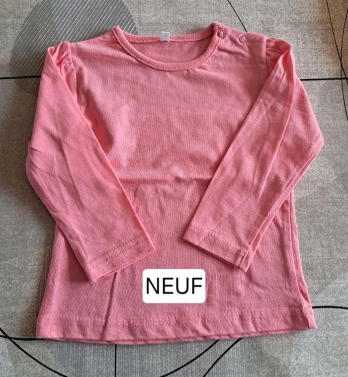 Lot vêtements Tee-shirts et pyjama NEUFS pour fille 1 an (80) - photo numéro 6
