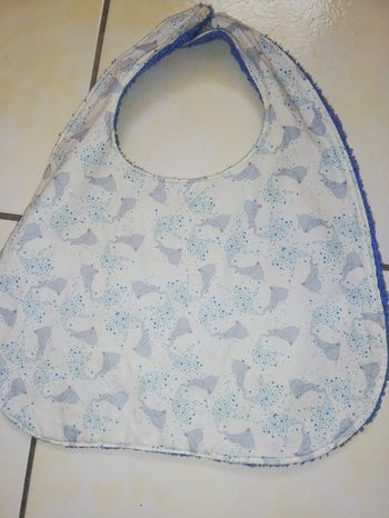 Grand bavoir fait mains en éponge