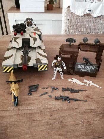 Lot de jouets militaire