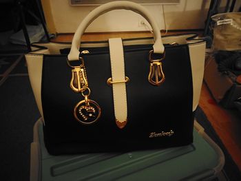 Sac noir et blanc simili cuir très élégant