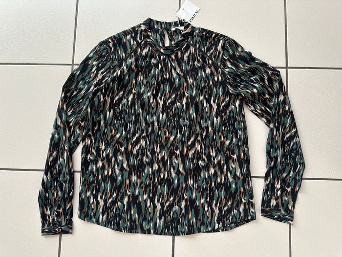 blouse / haut manches longues ONLY imprimé sauvage taille 34 NEUF - photo numéro 5