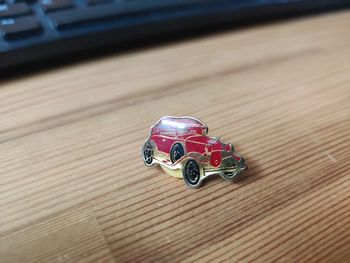 Pins voiture rouge vintage