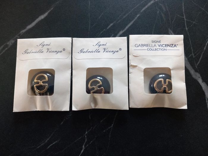 Lot de 3 boutons Gabriella Vicenza neufs.