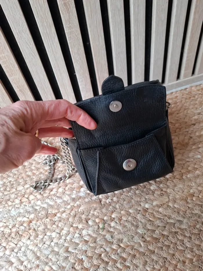 Petit sac noir bandoulière chaîne argentée. - photo numéro 9