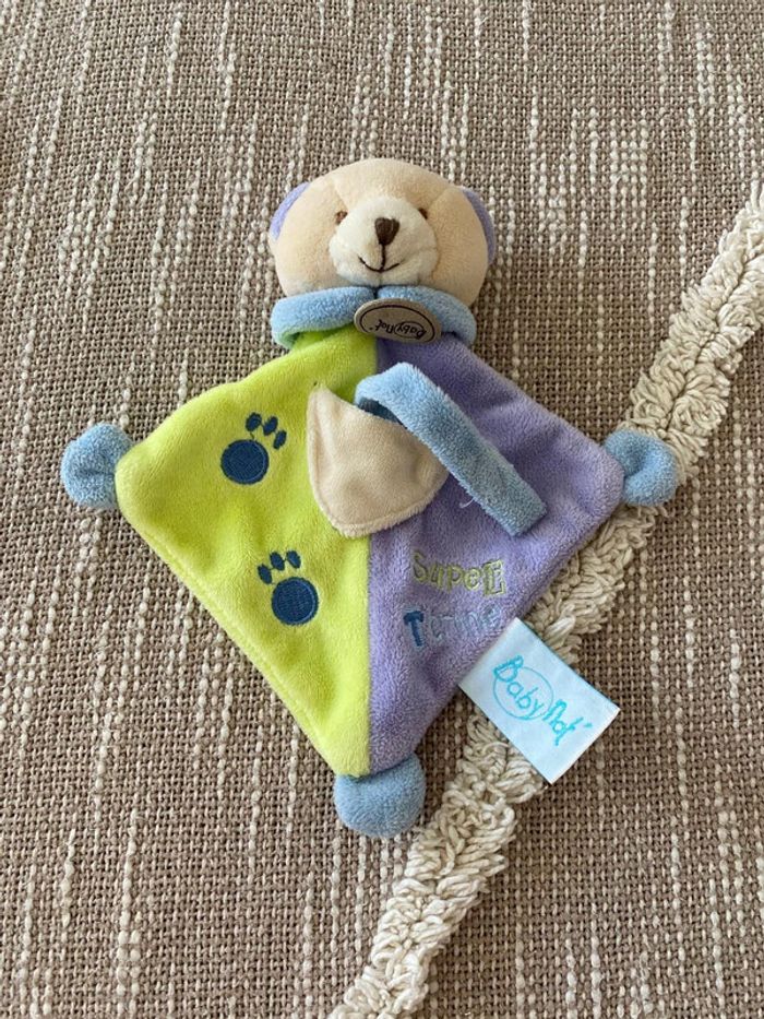 Peluche doudou plat accroche tétine 19cm Baby Nat ours violet vert et beige très bon état