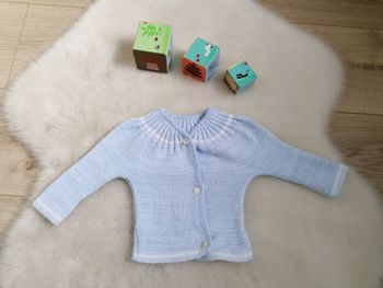 Brassière layette bleue naissance