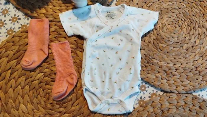 Body 1 mois et chaussettes