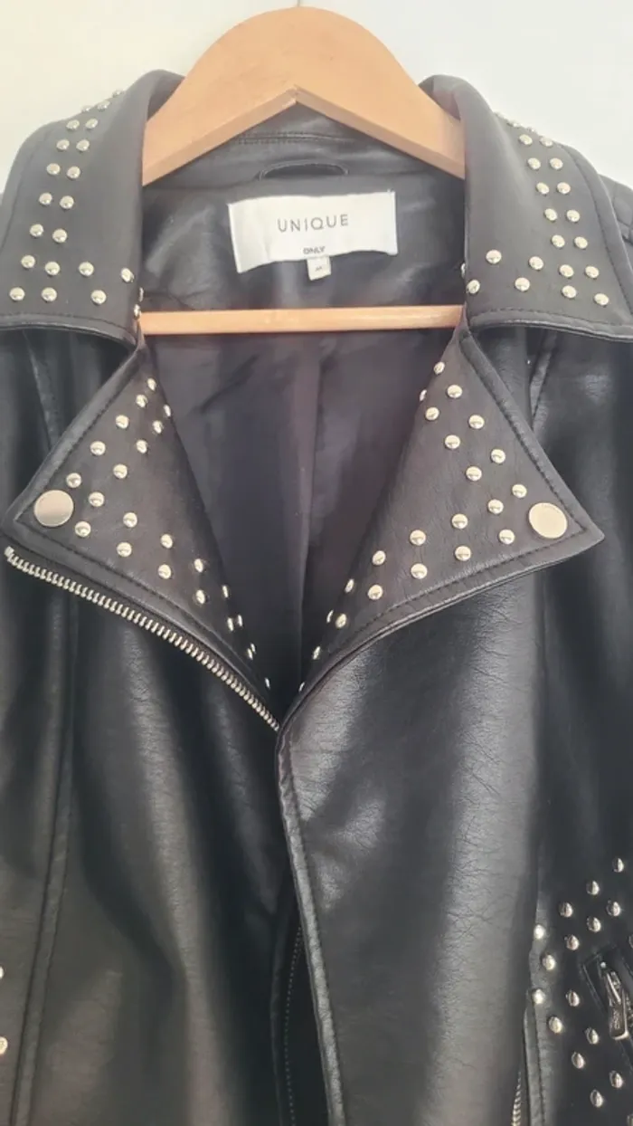 Veste en simili cuir noir à clous taille M - photo numéro 2