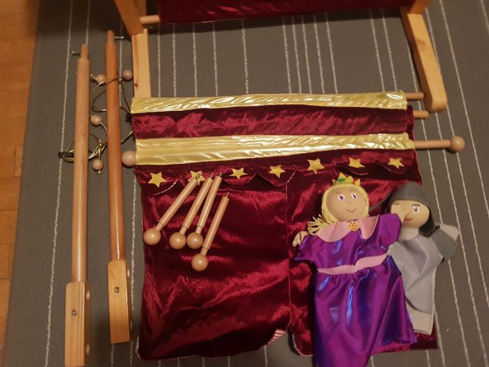 Beau théâtre de marionettes + 2 marionettes - photo numéro 3