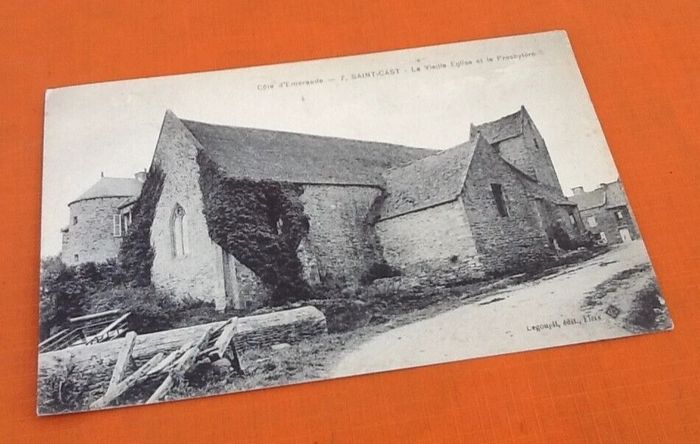 Carte postale ancienne   Saint-Cast (Côtes d' Armor) La vieille Eglise et le Presbytère - photo numéro 4