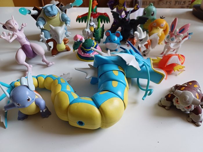 Lot de 17 grandes figurines Pokémon - photo numéro 2