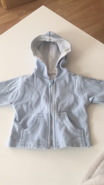 Gilet zippé bleu pale avec capuche