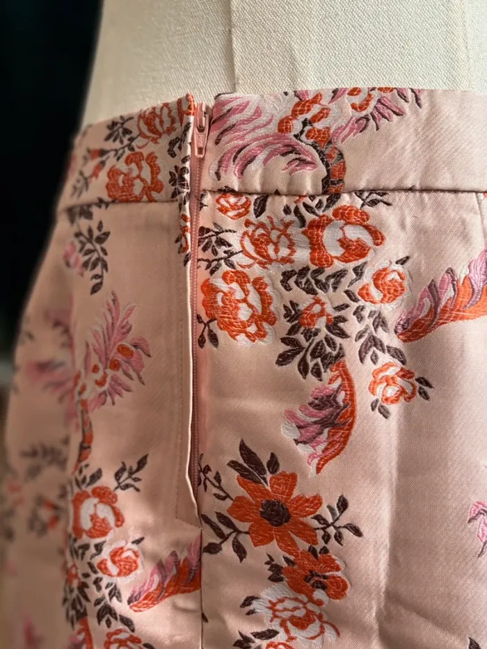 Mini jupe satinée brocart rose clair New Look – motif floral vintage baroque – taille 38 - photo numéro 4