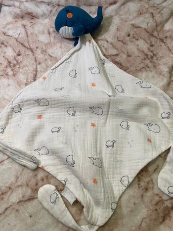 Doudou plat lange Baleine bleu mouchoir blanc Vertbaudet