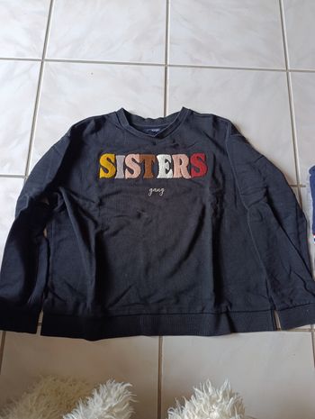 Pull noir sisters