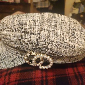 Casquette chic avec broche et perles imitation. Aldo. Neuve.