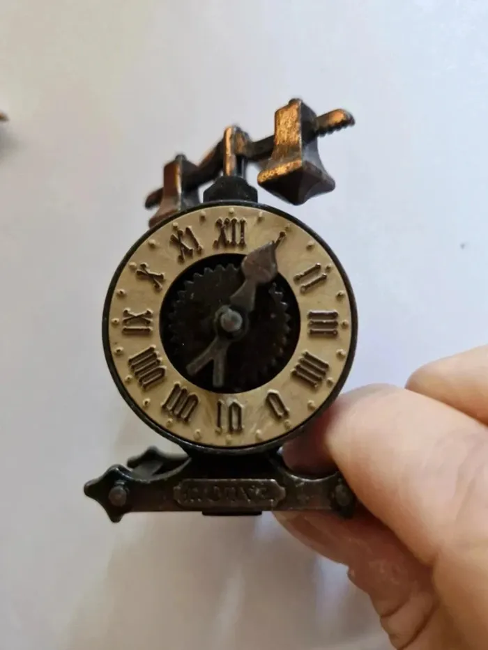 Taille crayon métal horloge - photo numéro 2