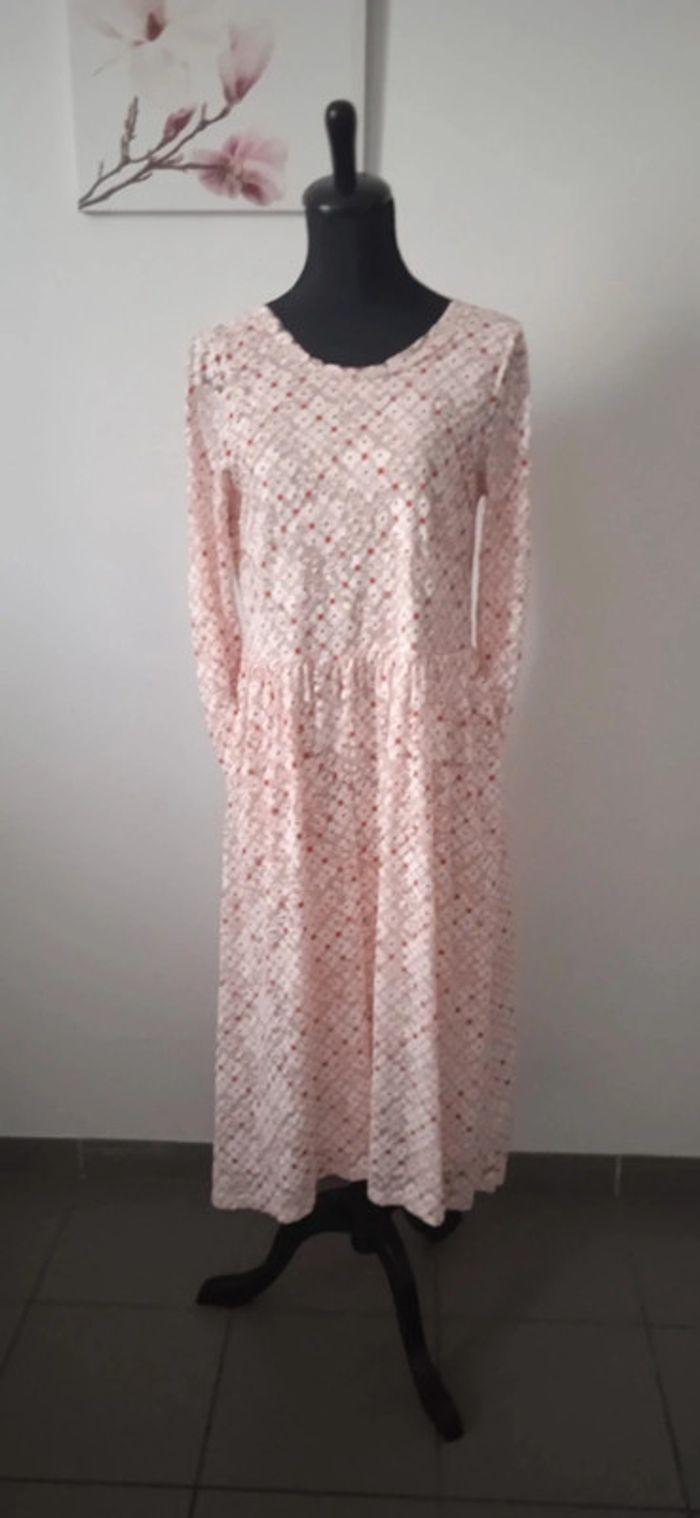Robe ajustée et évasée en dentelle - photo numéro 4