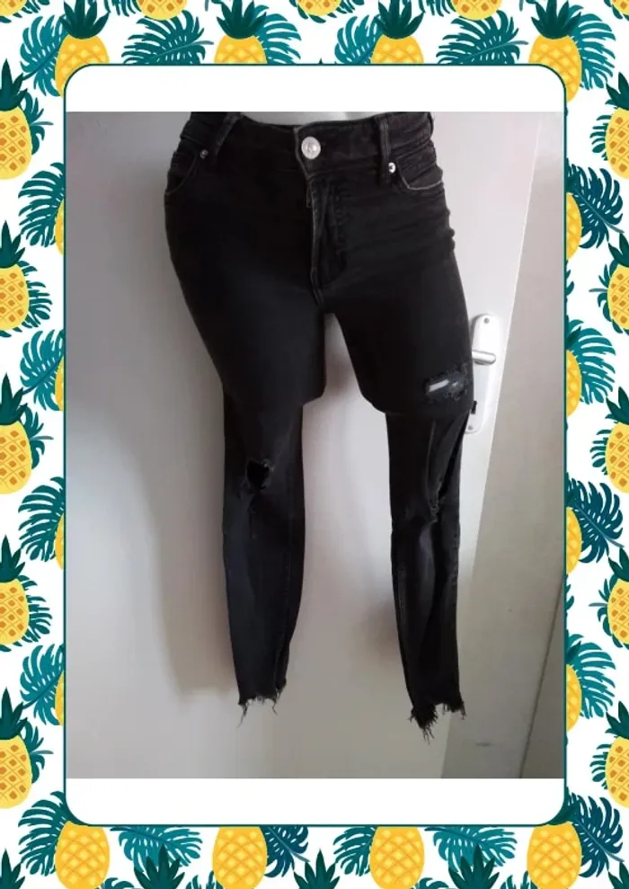 Jean noir effiloché et trous - photo numéro 2