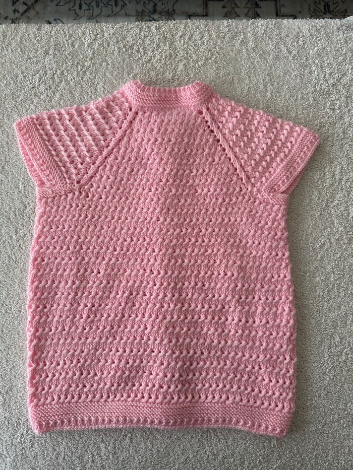 Gilet rose bébé tricoté main - photo numéro 2