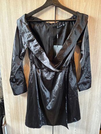 Robe satin noir col bardot PrettyLittleThing