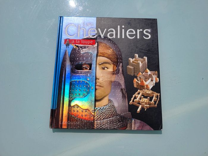 Livre Les Chevaliers 🛡 à la loupe, éditions Larousse (48) - photo numéro 2