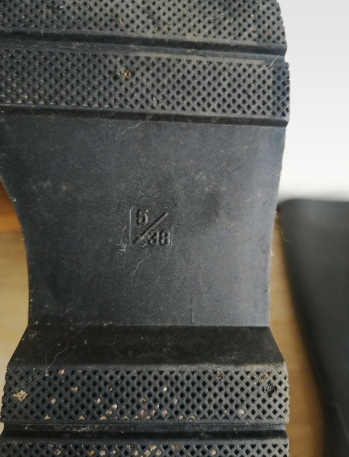 Jolie paire de bottes  en caoutchouc - photo numéro 4