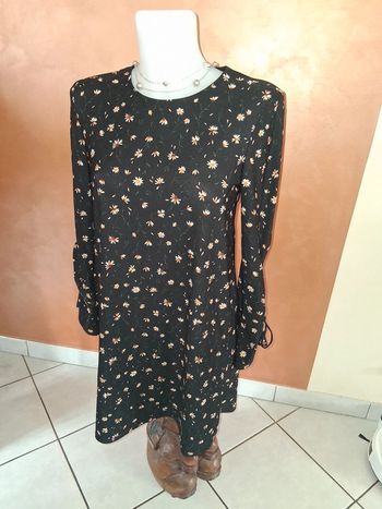Robe noire à fleurs jaune manche longue Mango