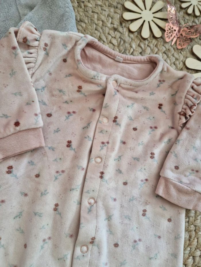 Lot de pyjamas gris et rose kiabi bébé fille 3 mois - photo numéro 2