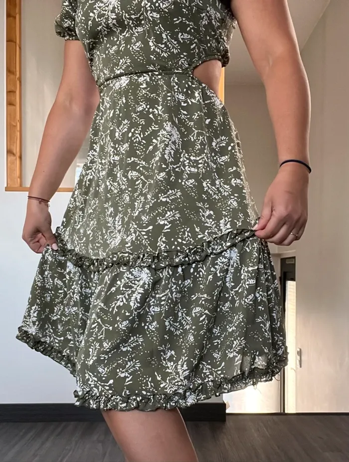 Robe vert blanche et dorée dos nu - photo numéro 5