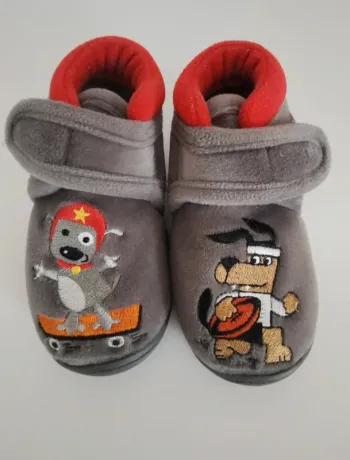 Jolie paire de chausson marque Isotoner pointure 20 en parfait état