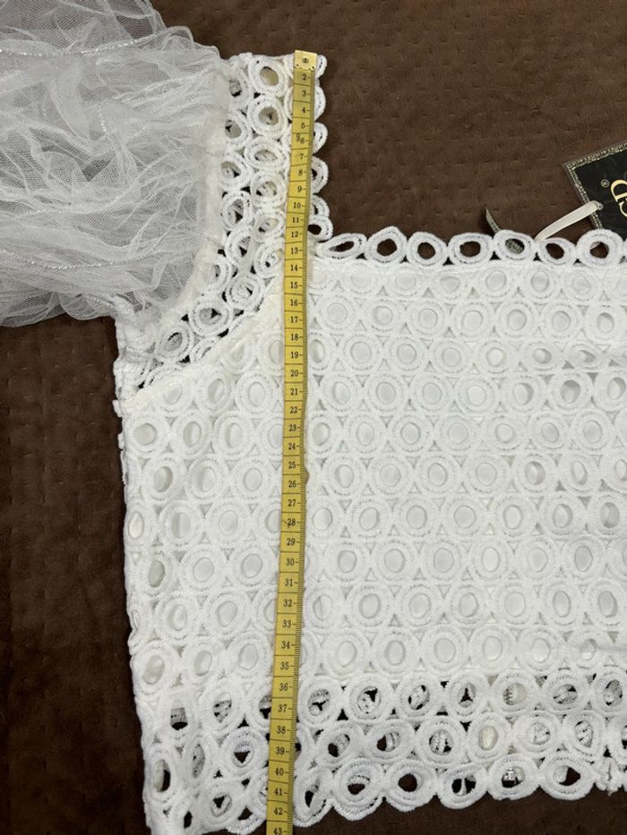 Superbe petite blouse blanche en dentelle crochetée et manches ballons en tulle - photo numéro 4