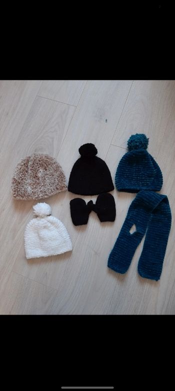 Lot bonnets écharpe gants