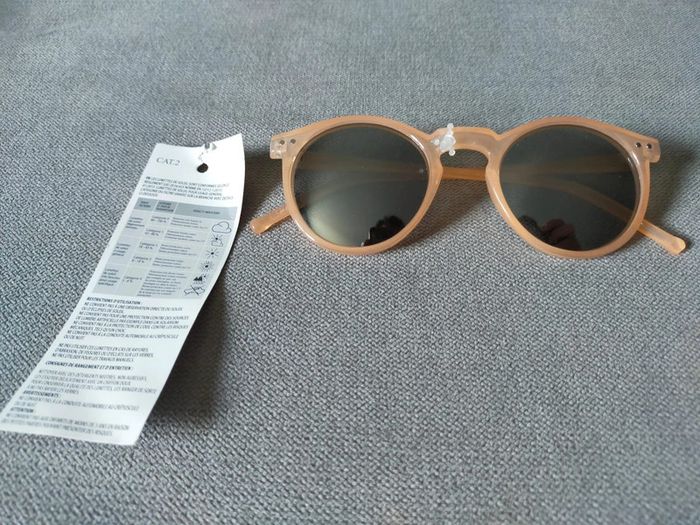 Lunettes de soleil nude – Neuf avec étiquette - photo numéro 3