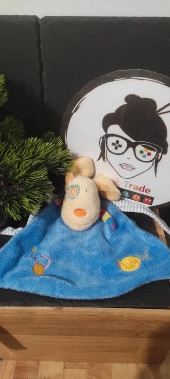 Doudou Chien Floppy baby nat bleu marron beige écharpe rayé rayure rond jaune