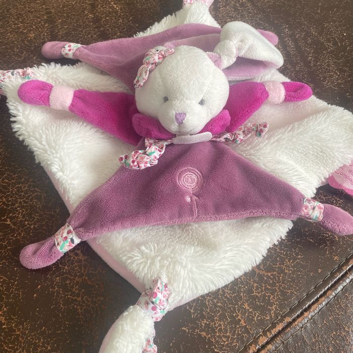 Doudou lapin plat cerise doudou et compagnie