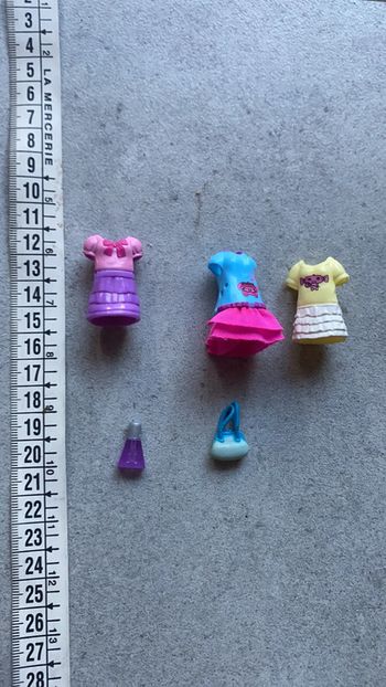 Lot accessoires jouet miniature pour poupée robe accessoires