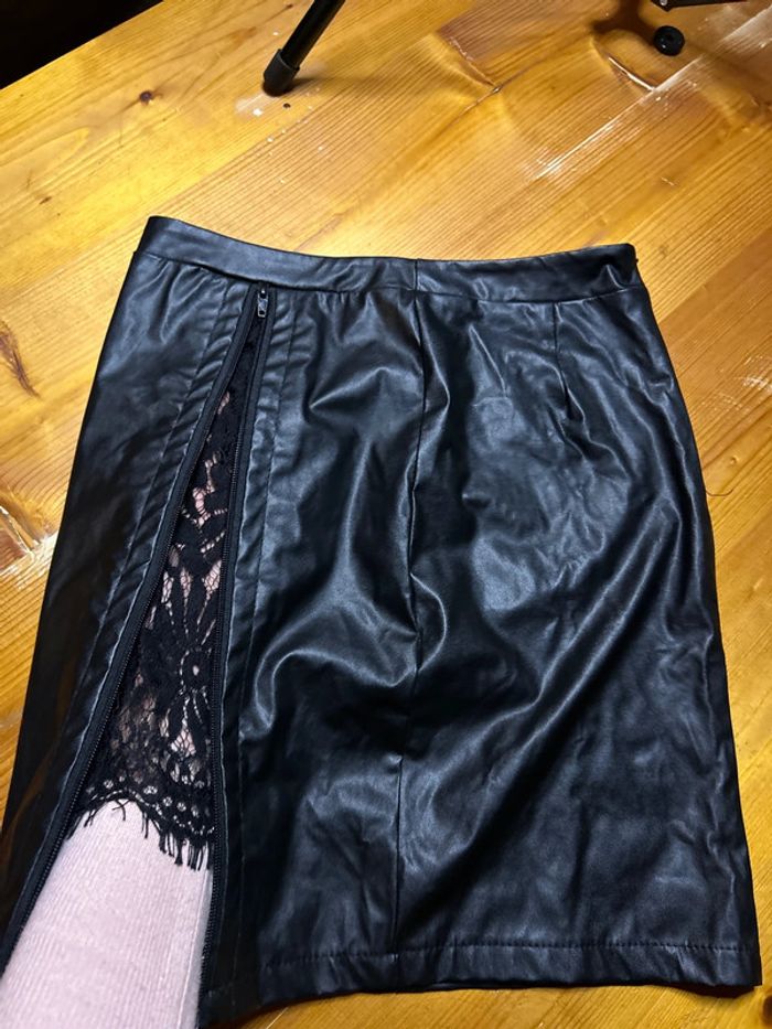 Jupe effet cuir fermeture devant dentelle sexy