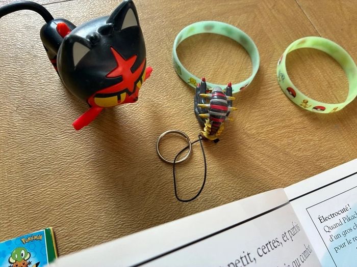 Pokémon - Lot livre, porte clé , Bracelets, figurine, poster - photo numéro 3