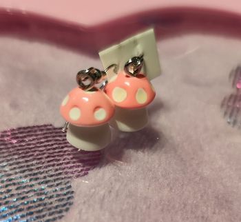 Minis champignons roses et blancs en résine en boucles d'oreilles
