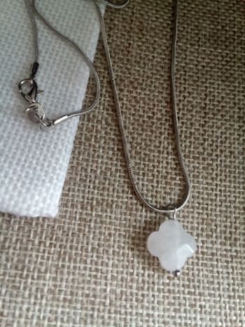 Collier trèfle en pierre de cristal de quartz