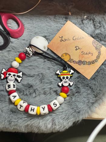 Attache tétineone pièce