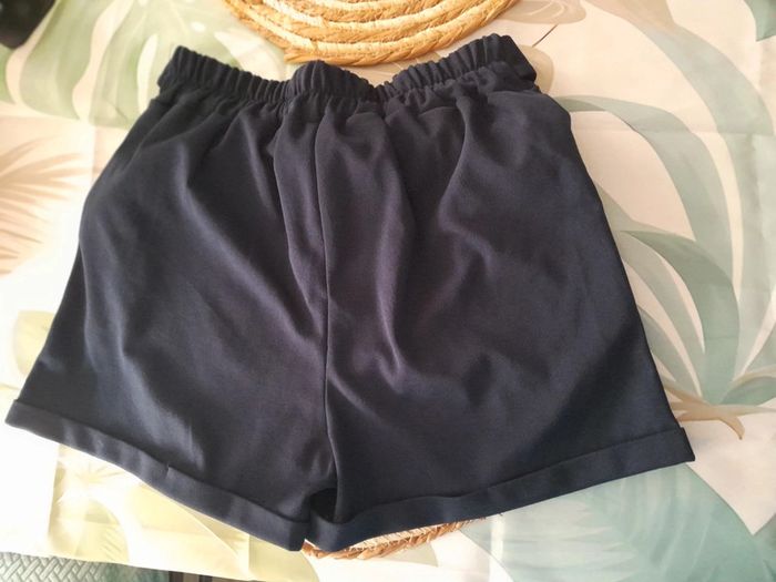 Short bleu marine élastique 40/42 - photo numéro 2