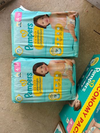 2 packs Pampers premium protection t4